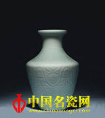 中國名瓷網(wǎng)清乾隆粉青釉刻博古紋尊

