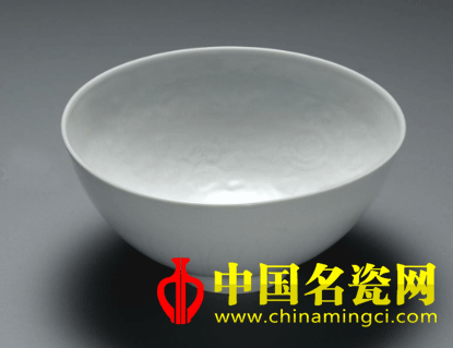 明永樂甜白釉暗花菊瓣盌