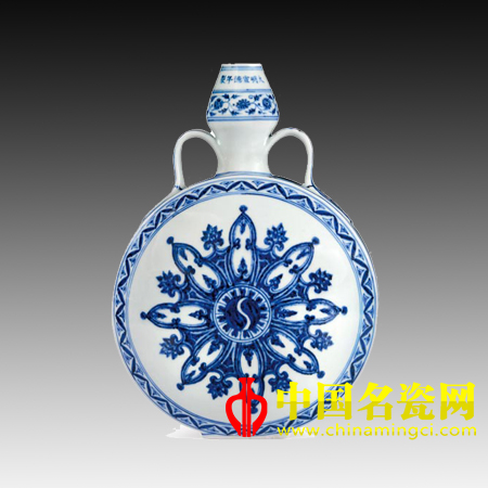 明宣德 青花輪花綬帶扁壺 中國(guó)名瓷網(wǎng)