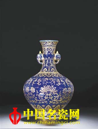 清乾隆寶石藍(lán)地洋彩金西蕃花鳩耳瓶