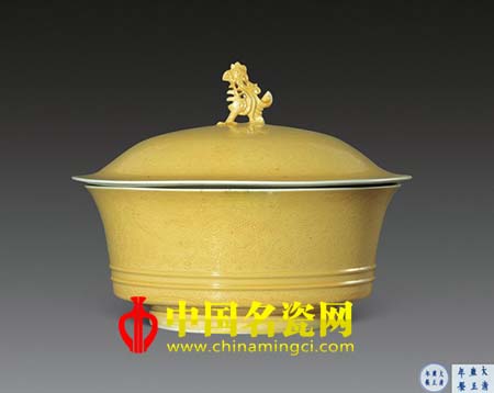 清雍正 黃釉刻花海水龍紋天雞鈕合碗