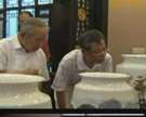 大師探討祖國(guó)頌瓷制作過程