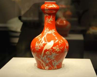 珊瑚紅地琺瑯彩花鳥瓶