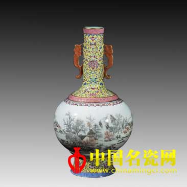 民國 黃地粉彩纏枝蓮墨彩山水人物雙耳瓶