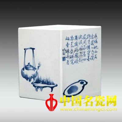 青花文治武功圖菱形筆筒
