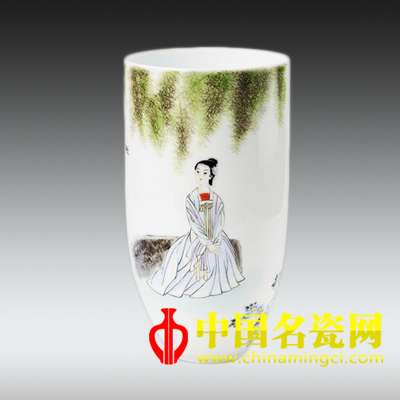王秋霞 粉彩 倚對春光 瓷瓶