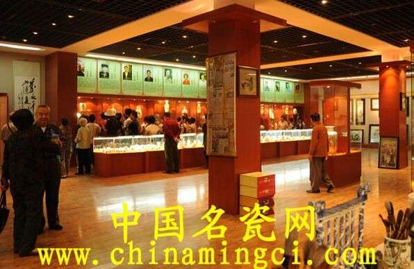 景德鎮(zhèn)當(dāng)代瓷器異彩紛呈，吸引眾人矚目
