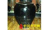 收藏愛好者發(fā)現(xiàn)烏金發(fā)亮大甕 鑒定為磁州窯系
