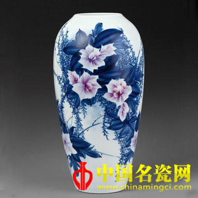 戚培才 春韻　指畫青花斗彩瓷瓶