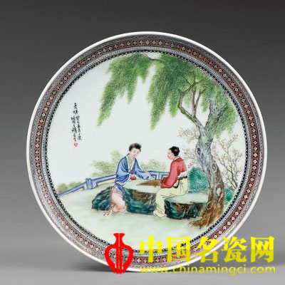 王錫良 弈棋圖　粉彩瓷盤(pán)