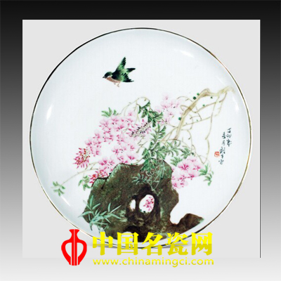 劉平“紫藤春燕”粉彩瓷盤