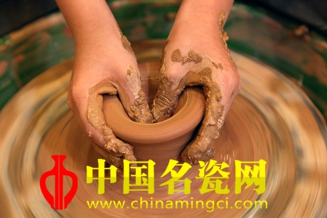 拉坯與倒膜之爭(zhēng):手工技藝不朽的魅力