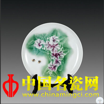 戚培才 粉彩花卉盤