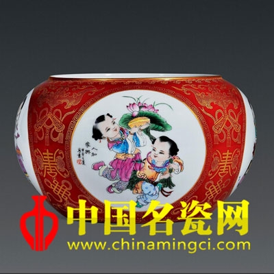 占亞雄 喜慶童子圖·紅地粉彩描金斗