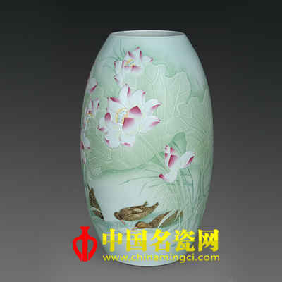 鐘振華 半刀泥刻花裝飾“春江水暖”瓷瓶