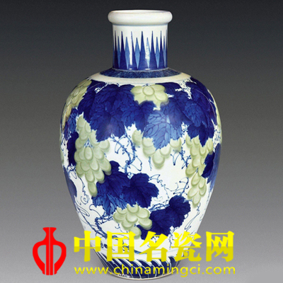  田慧棣 青花“葡萄圖”瓷瓶 