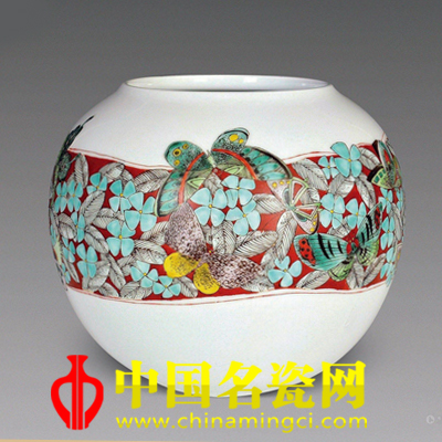 彭松 古彩“蝶舞圖”瓷瓶
