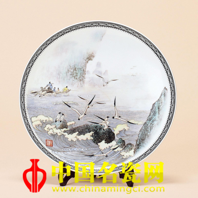 裴足喜 粉彩《迎海出游》圖賞盤(pán)
