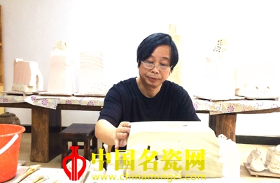 中國當(dāng)代學(xué)院派陶瓷藝術(shù)的領(lǐng)軍人——黃煥義