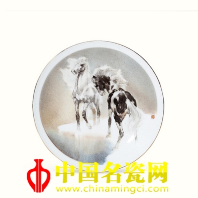 章鑒 粉彩雙馬盤 