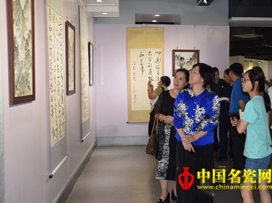 殷國光書畫作品展在景德鎮(zhèn)陶瓷大學(xué)開幕