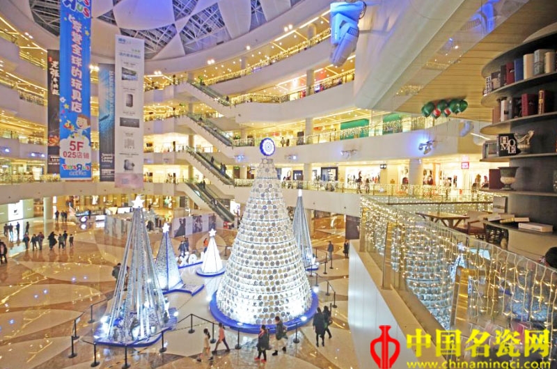 3000余個(gè)青花瓷器制作圣誕樹(shù) 全來(lái)自“瓷都”景德鎮(zhèn)