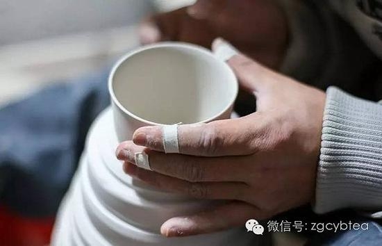 他們手上的疤痕 是中國瓷器的未來