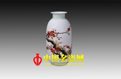 瓷上梅花綻千姿