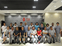 景德鎮(zhèn)市傳統(tǒng)粉彩瓷研究院領(lǐng)導(dǎo)迎南昌朋友一行